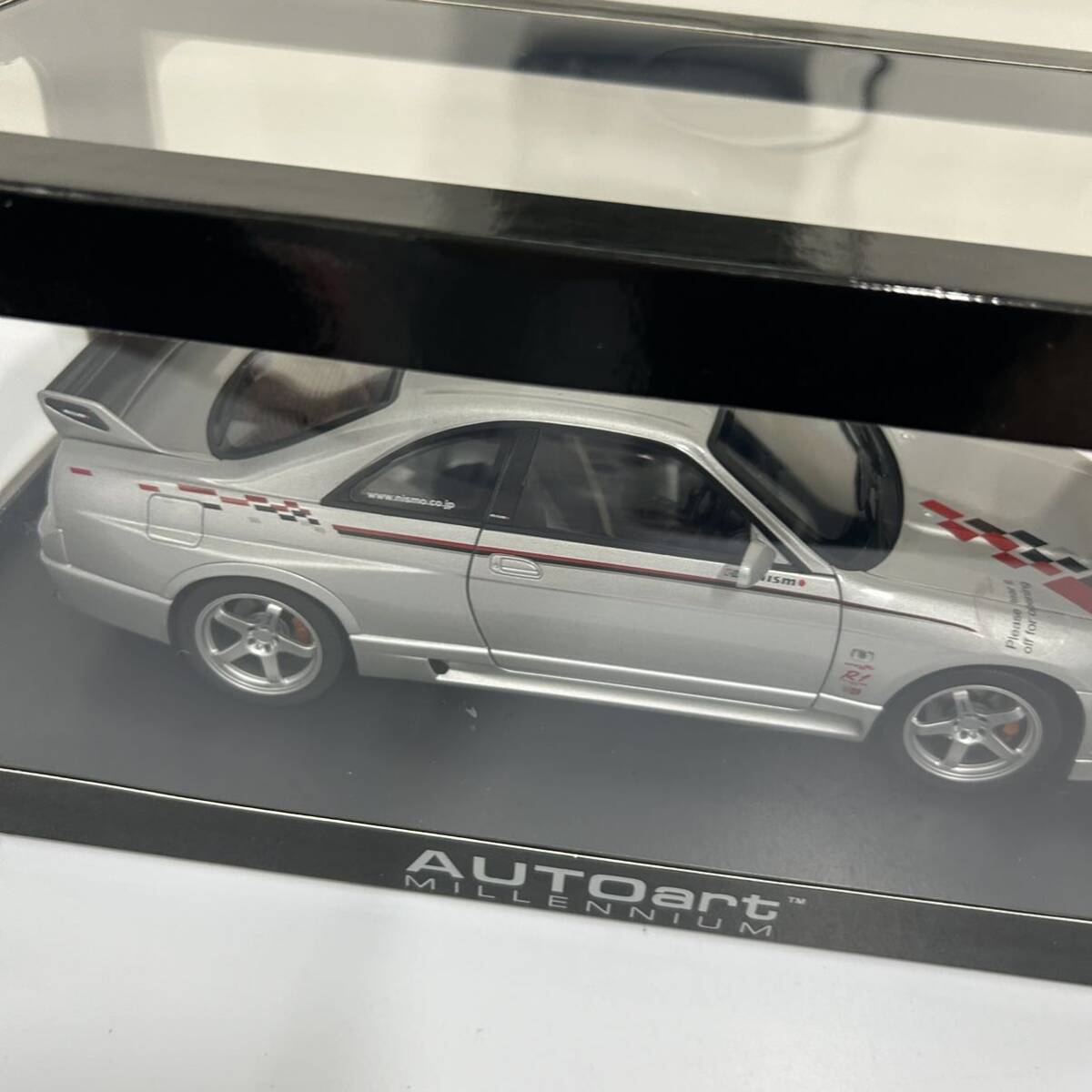 未使用 AUTOart Nissan NISMO SKYLINE GT-R R-TUNE (R33) SILVER W/STRIPES 1/18スケール ミニカー スカイラインの画像6