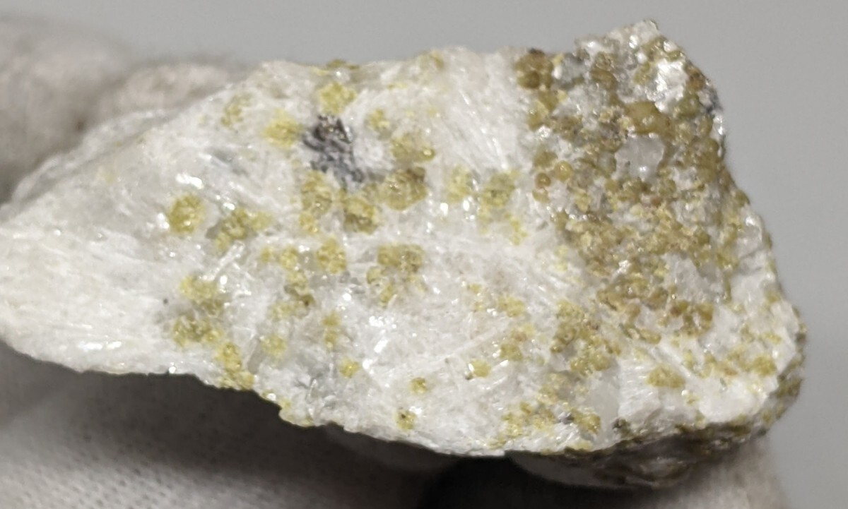 ★珪灰石中のグリーンアンドラダイトガーネット結晶53g no52 国産鉱物 鉱物標本 原石 天然石 標本_画像3
