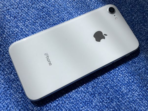 iPhone 8 ホワイト 白 64GB SIMフリー 本体 au 美品 利用制限〇 IMEI:356097095649774 no8