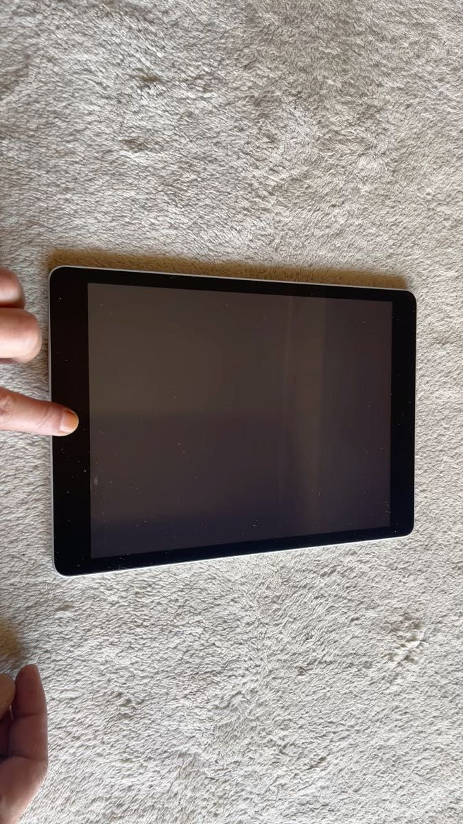 iPad 第９世代 10.2インチWi-Fi ６４GB バッテリー９４% 　111 画面：キズ・ヒビ無し 本体：極小キズあり