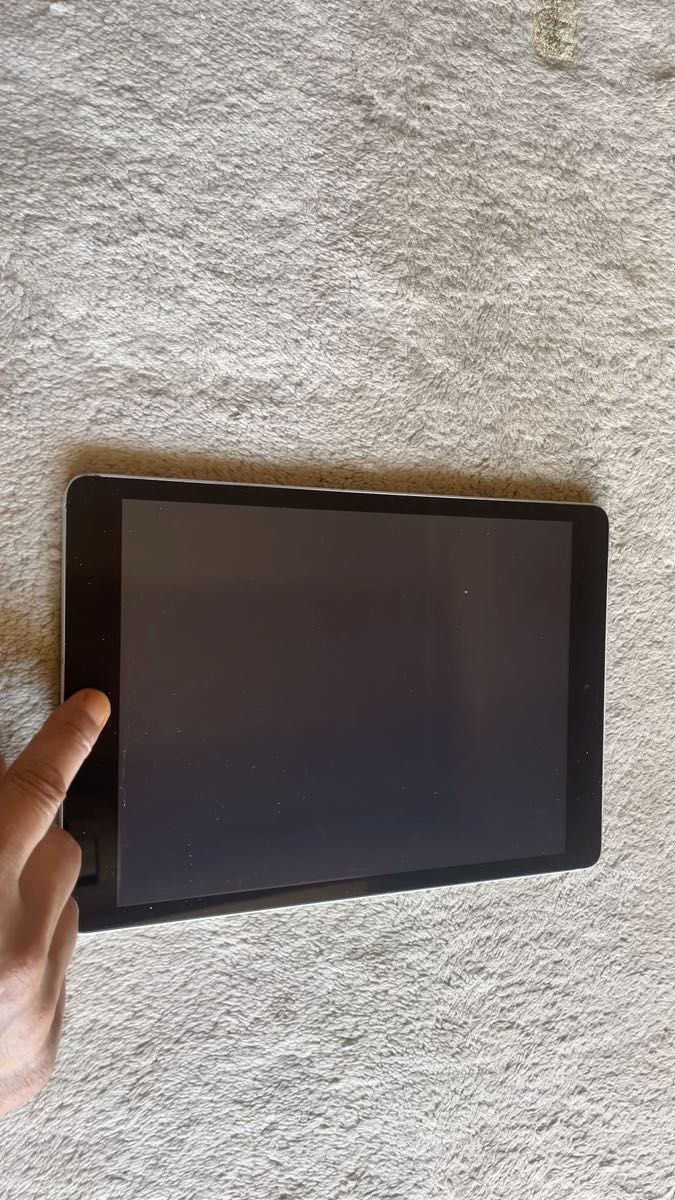 iPad 第９世代10.2インチWi-Fi-cell ６４GB バッテリー９９%画面：キズ・ヒビ無し 本体：大きなキズ・よごれ無し