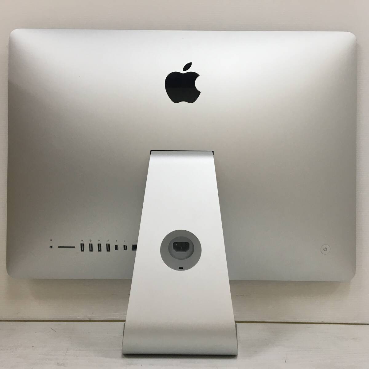 ☆【美品 21.5インチ】Apple iMac (Retina 4K, Late 2015) A1418 Core i7(5775R)/3.3GHz RAM:16GB/HDD:1TB,SSD:24GB Monterey 動作品_画像4