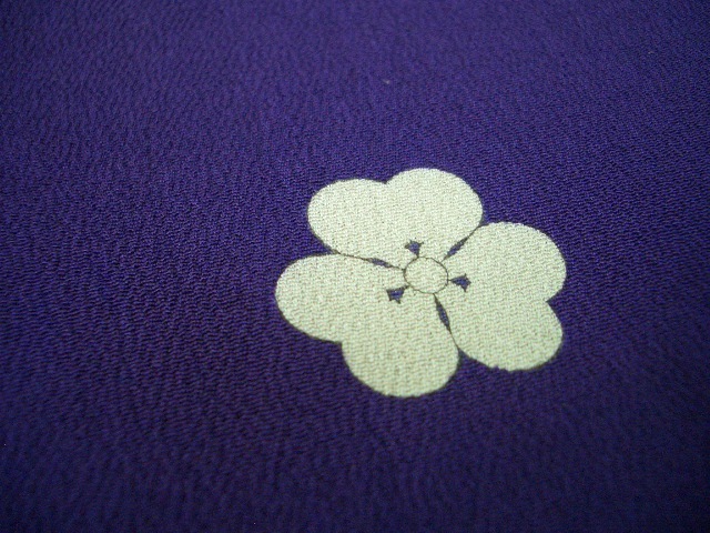 古布正絹縮緬はぎれ紫 124㎝ アンティーク昔着物リメイク古裂ちりめん細工つまみ細工の画像4