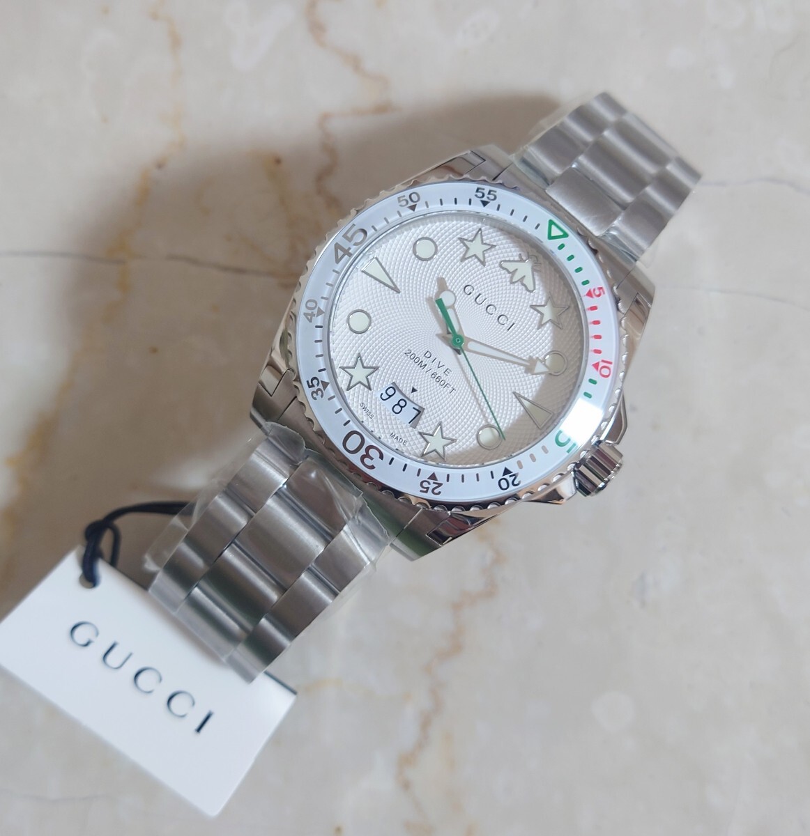新品未使用　gucci　ホワイト　腕時計　YA136336ダイブ　メンズ　ウオッチ　ダイバーズウオッチ_画像2