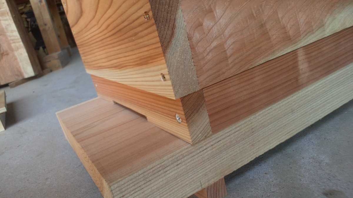 熟練大工作製、柾目板使用で重箱の節抜けの心配なし、日本蜜蜂三段重箱式巣箱（焼き無し）、ミツバチ_巣門部は雨水侵入防止の為若干小さめに作製