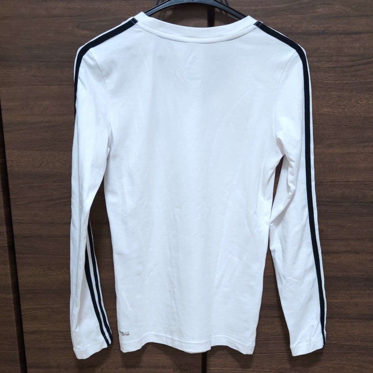 adidas長袖Tシャツ