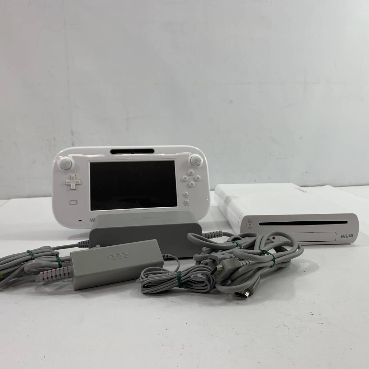 (27041)▲【1円～】WiiU 本体 / 動作確認済み shiro 32GB プレミアムセット 欠品あり / ゲームパッドに汚れあり 中古品の画像1