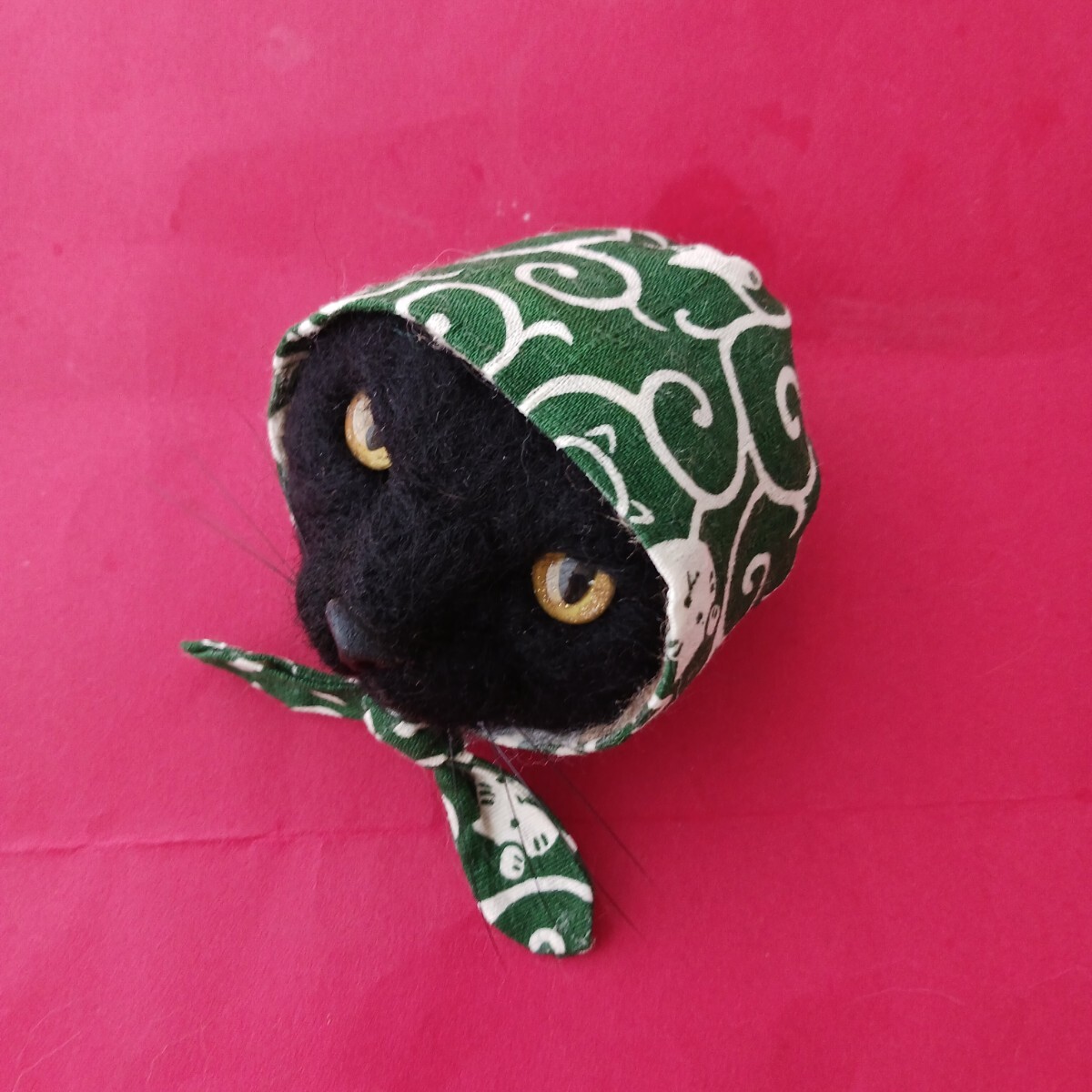もたこ 羊毛フェルト猫 黒猫 ほっかむり猫 どろぼう猫 かぶりもの猫 羊毛フェルト黒猫 風呂敷猫 猫柄の風呂敷 羊毛フェルトの黒猫の画像2