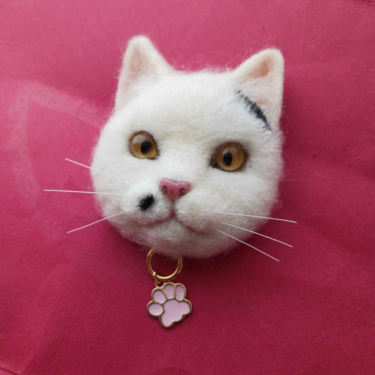 もたこ 羊毛フェルト猫 羊毛フェルトリアル猫　白い猫　白猫　羊毛フェル白猫　ぶち柄猫　ブチ猫　羊毛フェルトの白猫　しろねこ ねこ ネコ