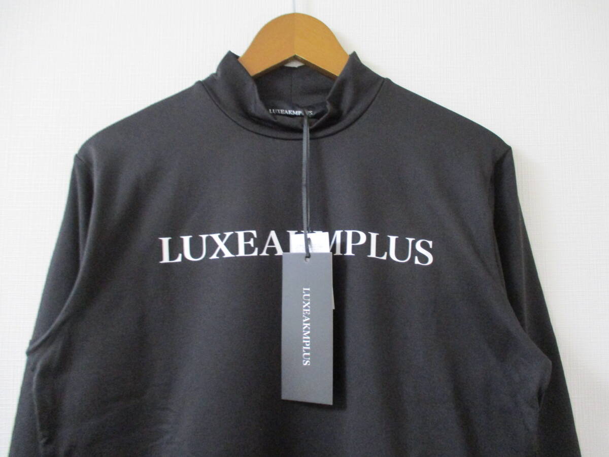 ☆LUXE AKM PLUS/リュクスエイケイエムプラス☆未使用 フロントロゴモックネック長袖Tシャツ サイズ：M ゴルフ スポーツ ジム ウエアー_画像2