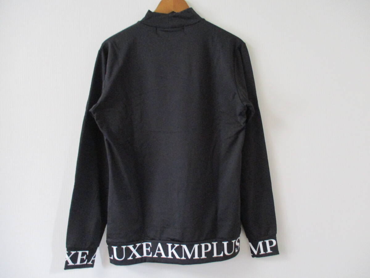 ☆LUXE AKM PLUS/リュクスエイケイエムプラス☆未使用 裾ロゴモックネック長袖Tシャツ サイズ：M ブラック スポーツ ジム ゴルフ おしゃれ_画像3