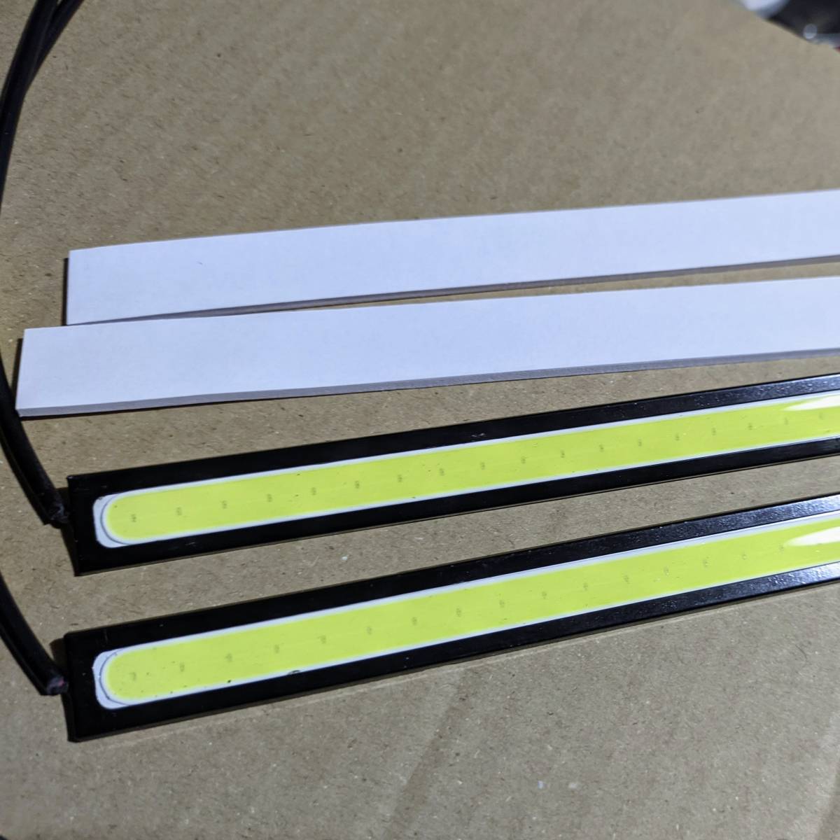 2個セット 高輝度 白色 COB 全面発光 LED デイライト 12V 6W 両面テープ付き_画像1