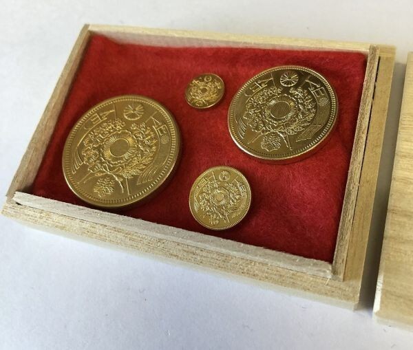 * 4 sheets all Meiji 9 year old 20 jpy,10 jpy,2 jpy,1 jpy gold coin . boxed collection antique 