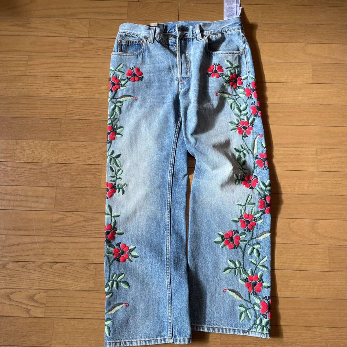 *Gucci Gucci red flower embroidery Denim 