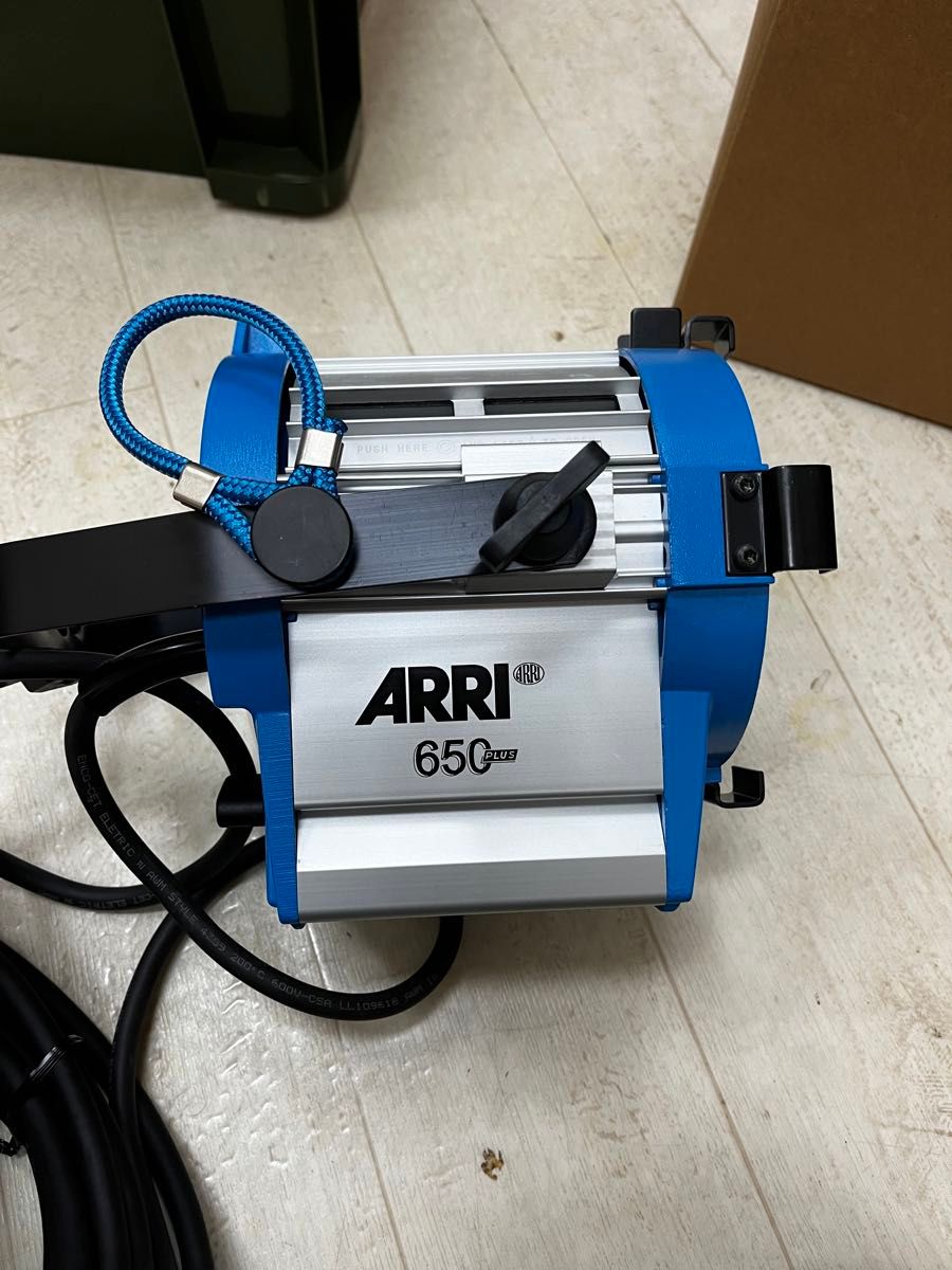 Arri 650プラス タングステンフレネルライト 650w 531600