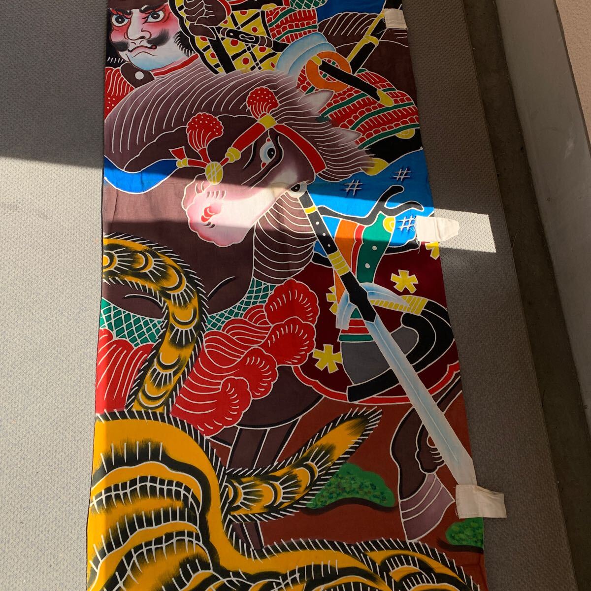 木綿織物 古布 古裂 No535 幟 旗 縁起物 武者絵 家紋は丸に違い 木綿織物 古布 古裂 No535 幟 旗 縁起物 武者絵 家紋は丸に違い