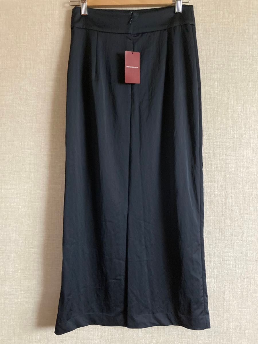 新品未使用タグ付13200円 アーバンリサーチ　サテンストレートスカート  ロングタイトスカート 黒