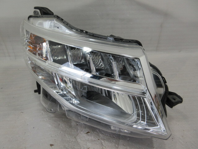 良品 トヨタ ルーミー M900A/M910A 前期 純正 LED 右 ヘッドライトの画像1