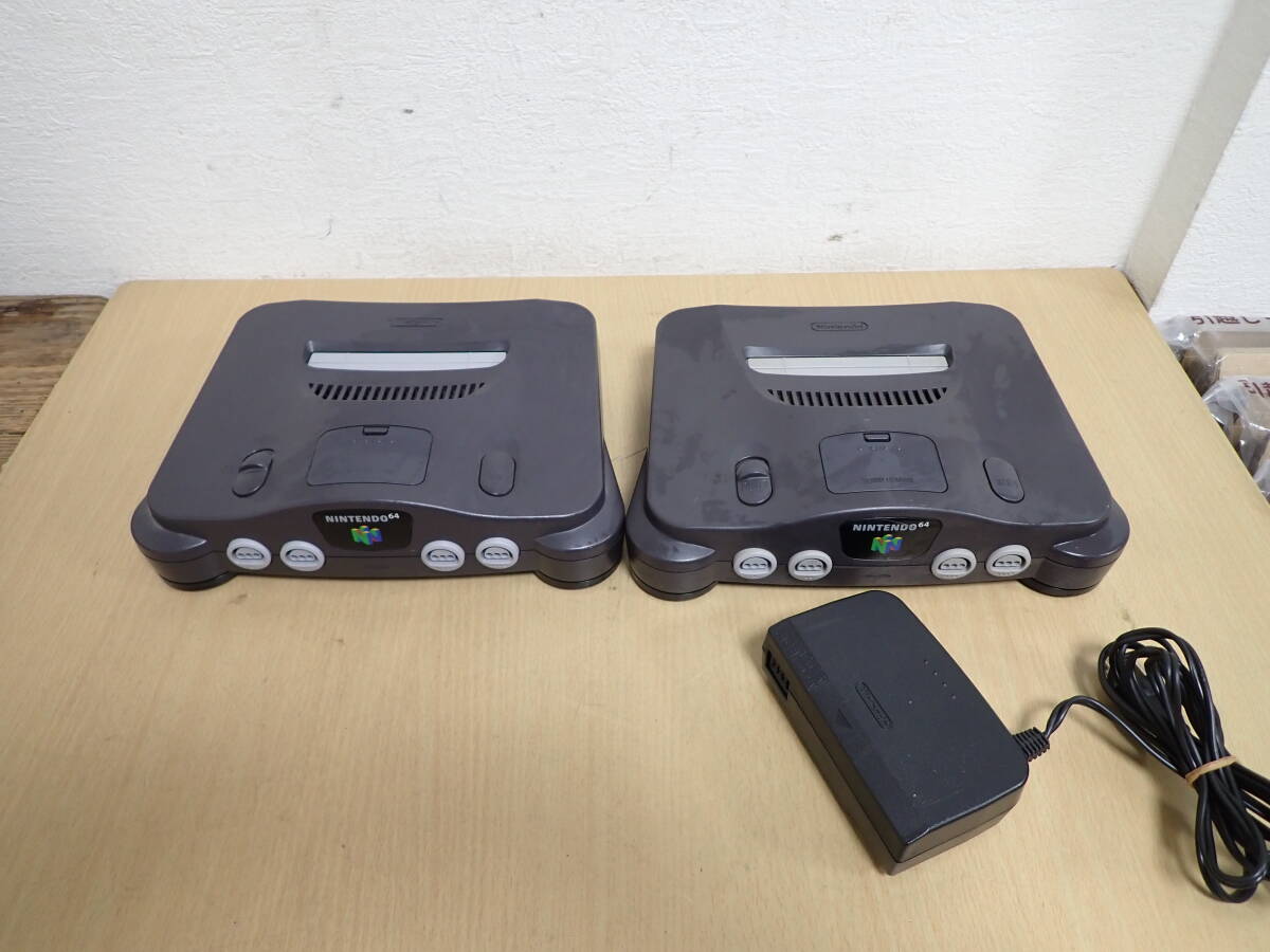 「6053/S5A」まとめて3点 本体2台+ACアダプター1個 任天堂64 Nintendo64 ニンテンドー NUS-001 NUS-002 ゲーム機 ブラック ジャンク_画像1