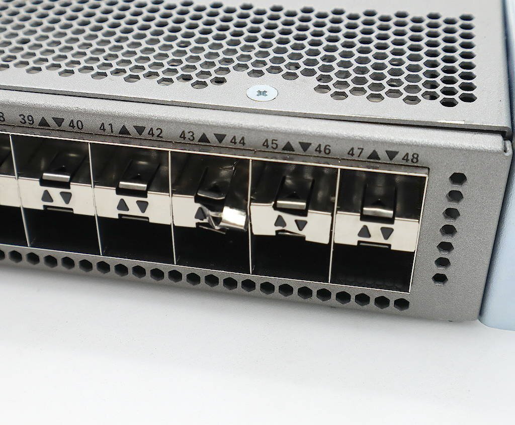 Cisco Nexus 3548 N3K-C3548P-10GX V01 48ポート10GbE SFP+スロット搭載 L2/L3スイッチ L3 Base Servicesパッケージライセンス 難有_画像3