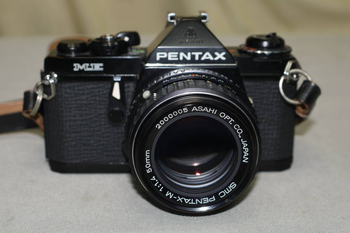 ☆PENTAX 「ペンタックス ME ブラック＋ smc PENTAX-M 50mmF1.4付」 動作品 外観大変綺麗 付属品多数 現状で！の画像2