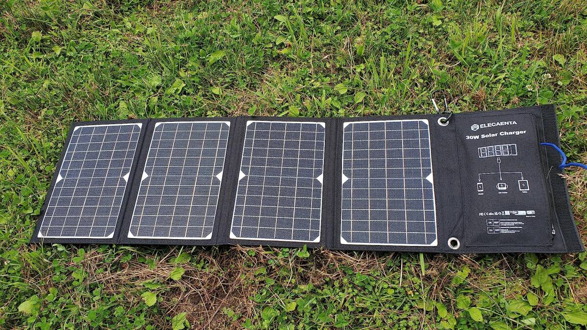  thin type super light weight folding solar charger 