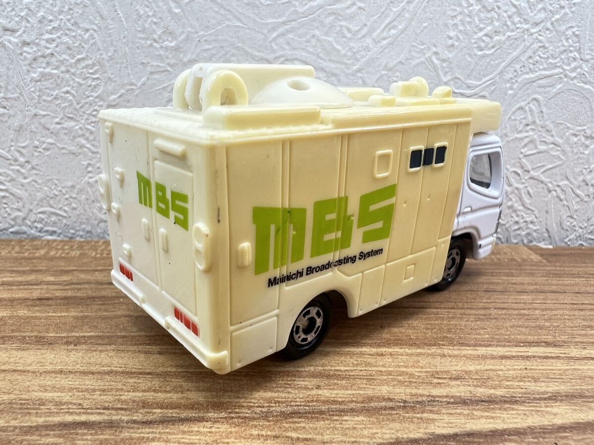 トミカ 三菱ふそう キャンター MBS衛生中継車_画像2