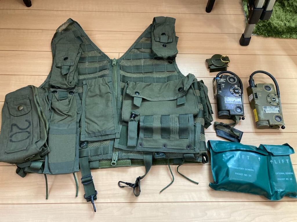 米軍放出品 サバイバルベスト&キット及びラジオ パイロット装備品の画像1