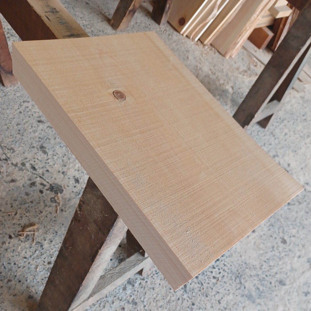 C-1751 【37.8×26～27.7×4.8cm】　国産ひのき　片耳付節板　　テーブル　棚板　看板　花台　一枚板　無垢材　桧　檜　DIY