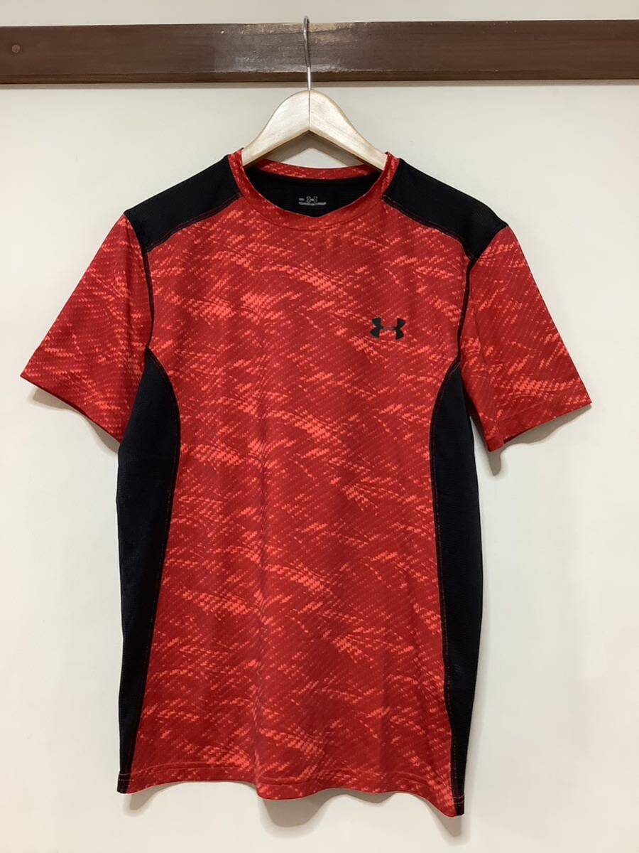 へ1346 UNDER ARMOUR アンダーアーマー 半袖コンプレッションシャツ SM 総柄 レッド/ブラック ロゴプリント_画像1