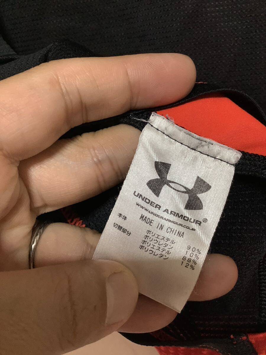 へ1346 UNDER ARMOUR アンダーアーマー 半袖コンプレッションシャツ SM 総柄 レッド/ブラック ロゴプリント_画像4