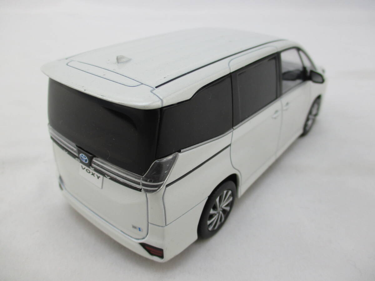 トヨタ■非売品 ヴォクシー 1/30 色見本ミニカー【店頭展示用】ダイキャスト製 (ホワイトパールクリスタルシャイン)_画像2