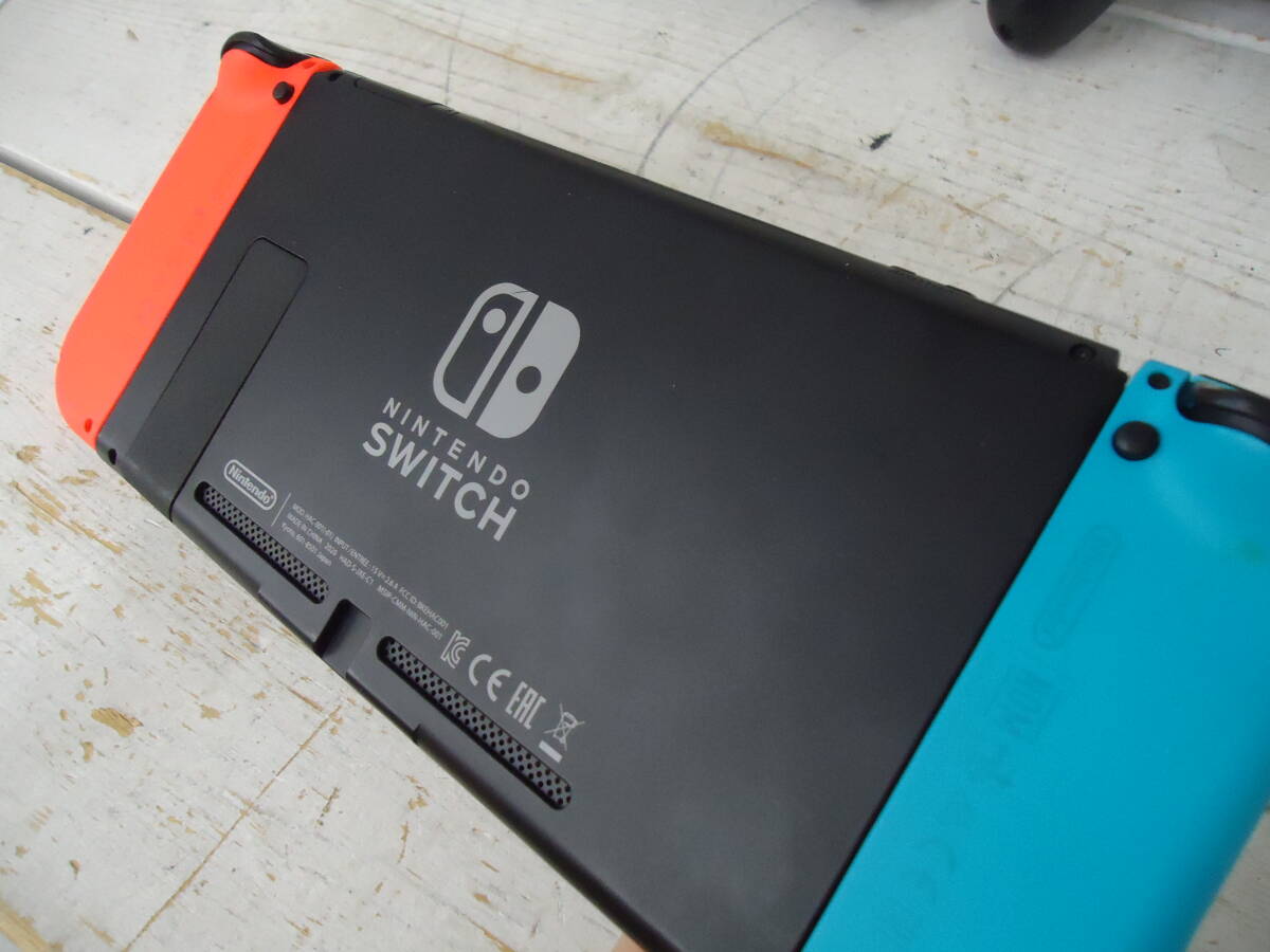 G3005 送料無料！ Nintendo Switch HAC-001(-01)箱無し 中古品/動作確認済/全体的に傷や汚れ等の使用感有(状態悪)_画像3