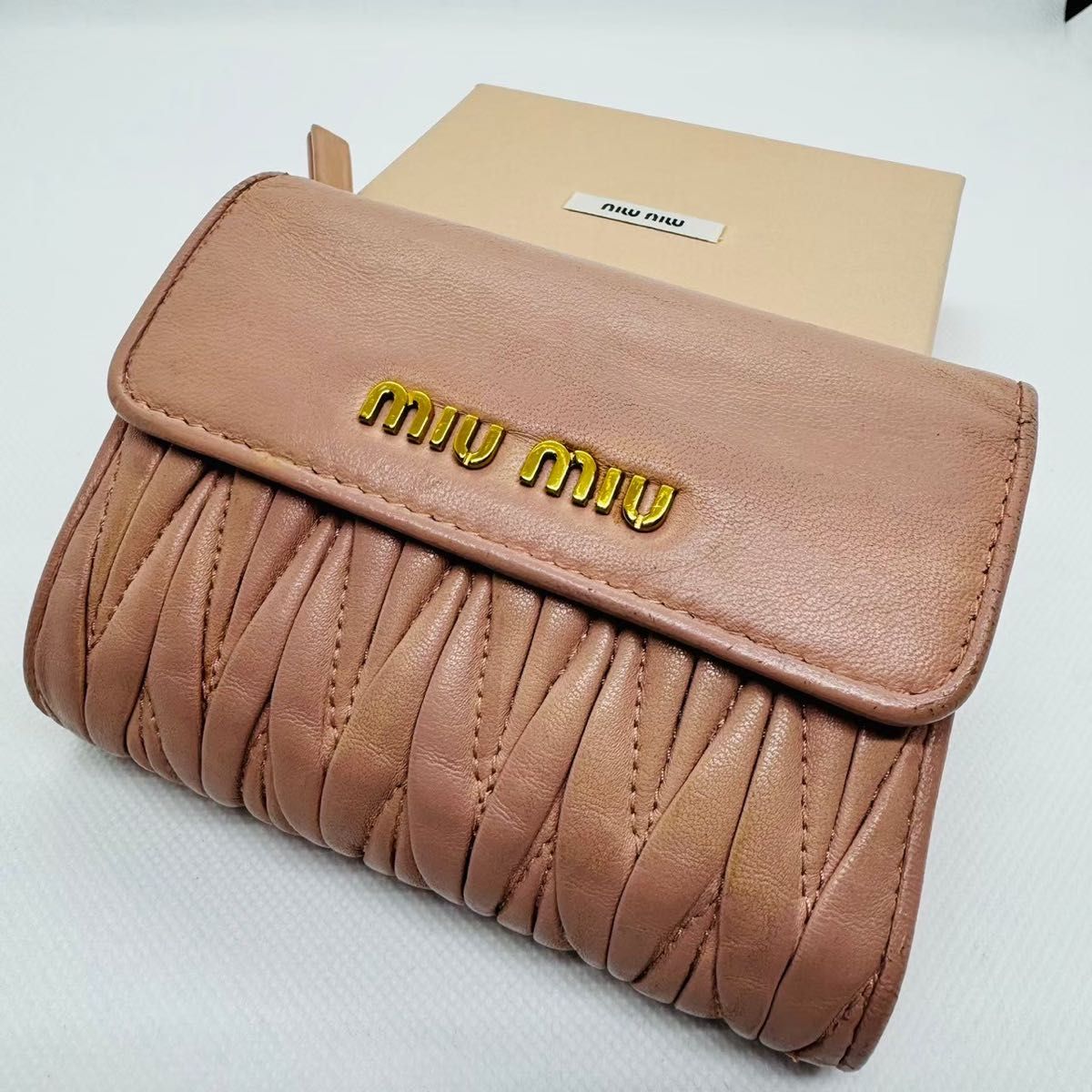 極美品✨ミュウミュウ 折り財布 マテラッセ ロゴ ゴールド金具 美品 MIUMIUミュウミュウ マテラッセ 折財布 ピンクベージュ