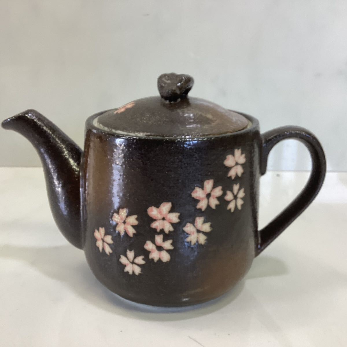 未使用品　桜柄　春　急須　お茶用品　茶色系　調味料入れ　出汁入れ（Ｊ-48_画像1