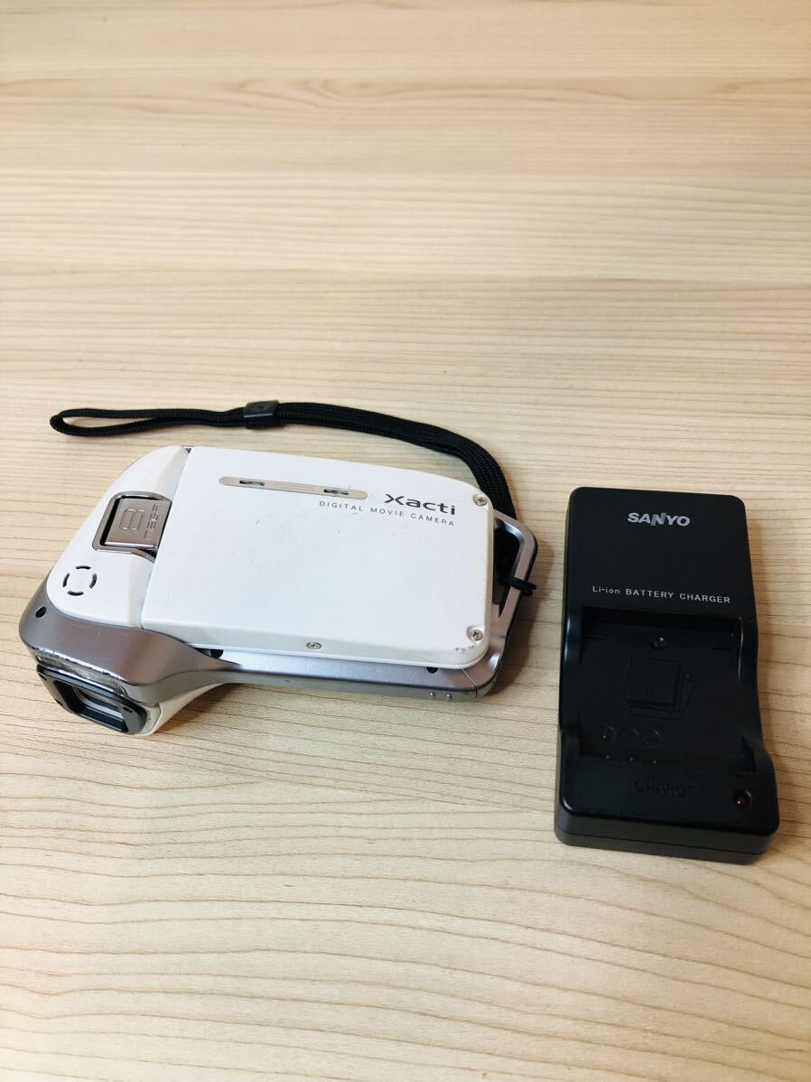 ◯ SANYO Xacti DMX-CA8 サンヨー ザクティ デジタルムービーカメラ ビデオカメラ 防水 通電確認済み_画像1