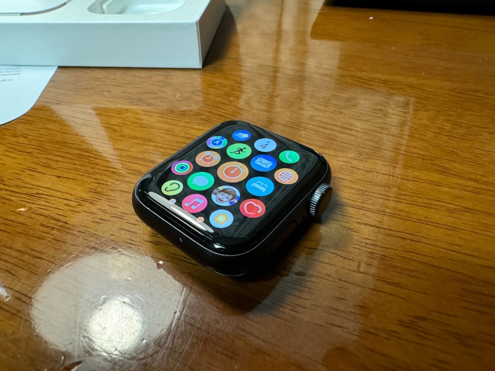 Apple Watch SE 第1世代 GPSモデル 40mm スペースグレイアルミニウムケース/ブラックスポーツバンド MYDP2J/Aの画像5