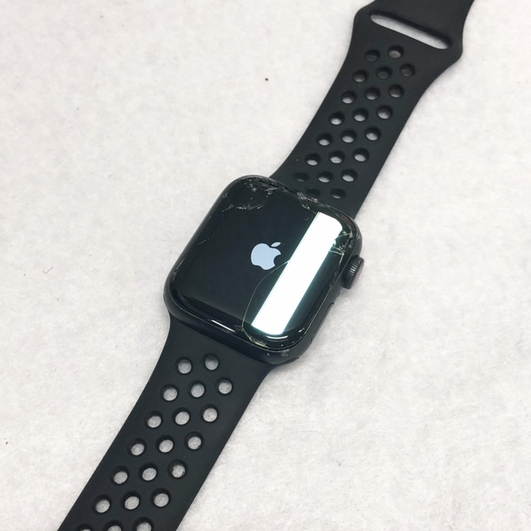 ★1円スタート ジャンク品 Apple Watch Nike SE 40mm GPS Cellularモデル アップルウォッチ 現状品 中古品 液晶破損 の画像2