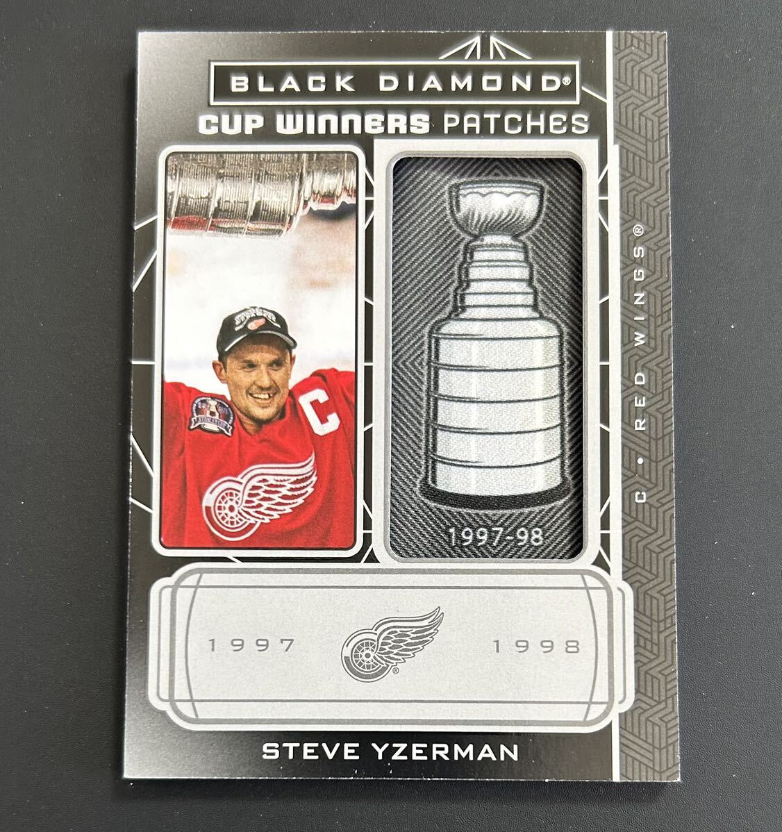 2023-24 UD Black Diamond NHL Steve Yzerman Red Wings Cup Winner Patches CW-SYの画像1
