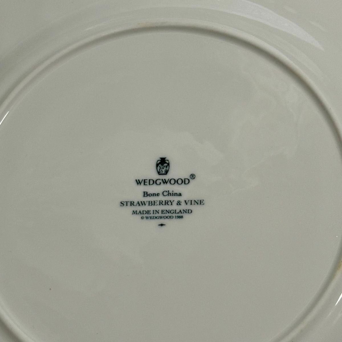 WEDGEWOOD ウェッジウッド Bone China STRAWBERRY & VINE 29cm WEDGEWOOD ウェッジウッド Bone China STRAWBERRY & VINE 29cm
