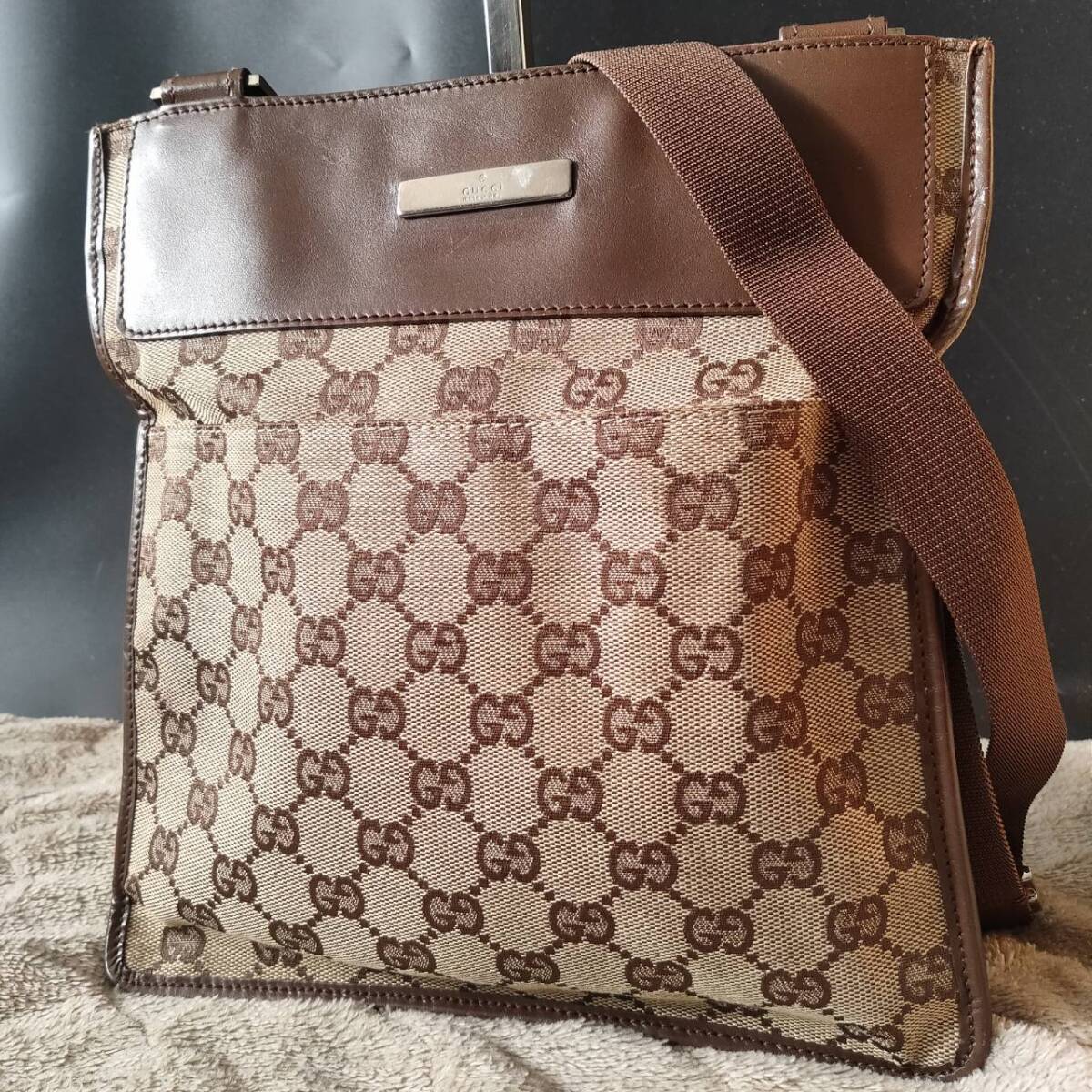 1円~【極美品】グッチ GUCCI ショルダーバッグ メンズ ビジネス クロスボディ サコッシュ 斜めがけ GG 金具 プレート キャンバス レザー 茶_画像1