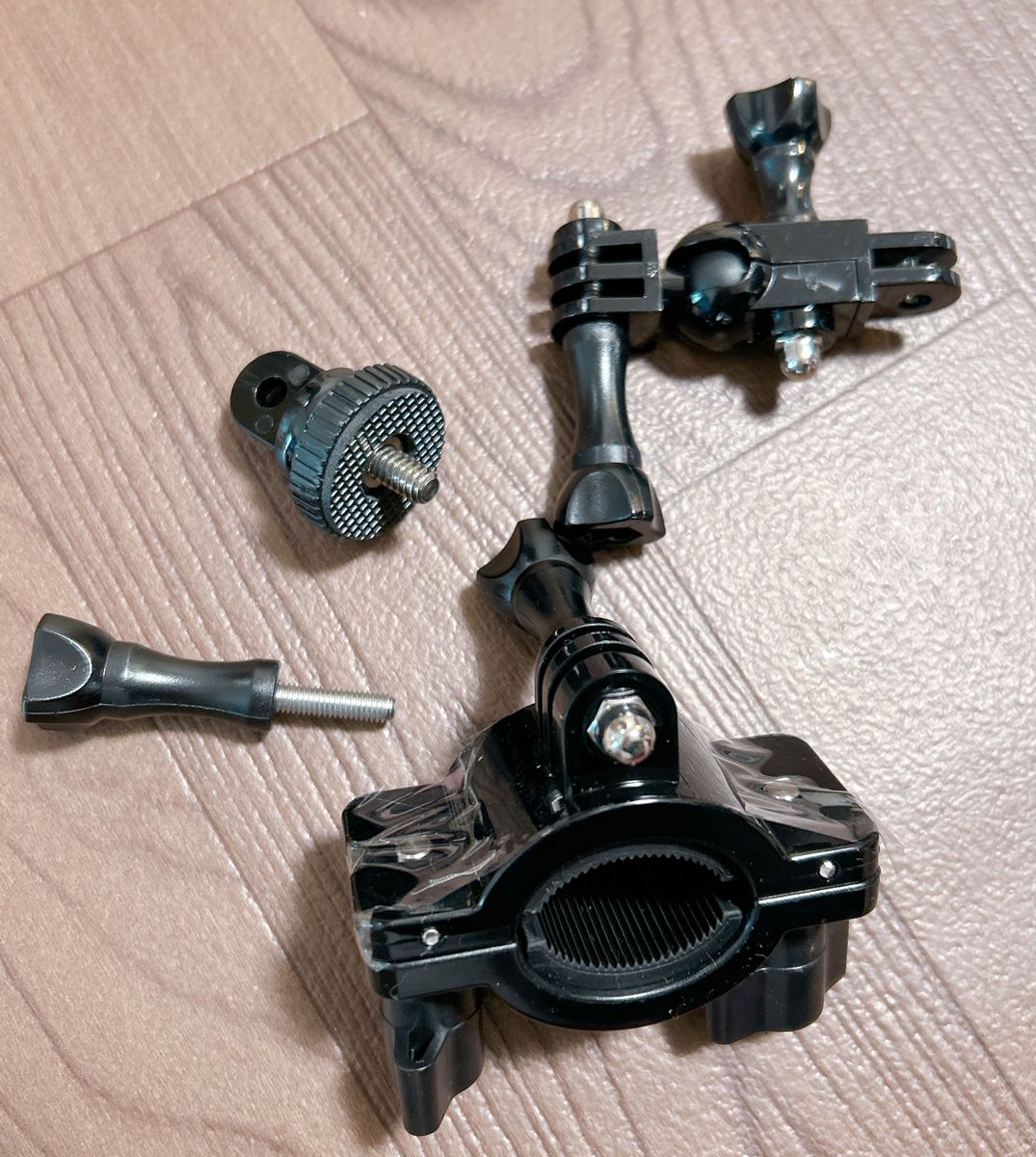 アクションカメラホルダー 自転車ハンドルバー取り付けるクランプマウント ３６０度多方向多角度調整可能バイクマウント アウト