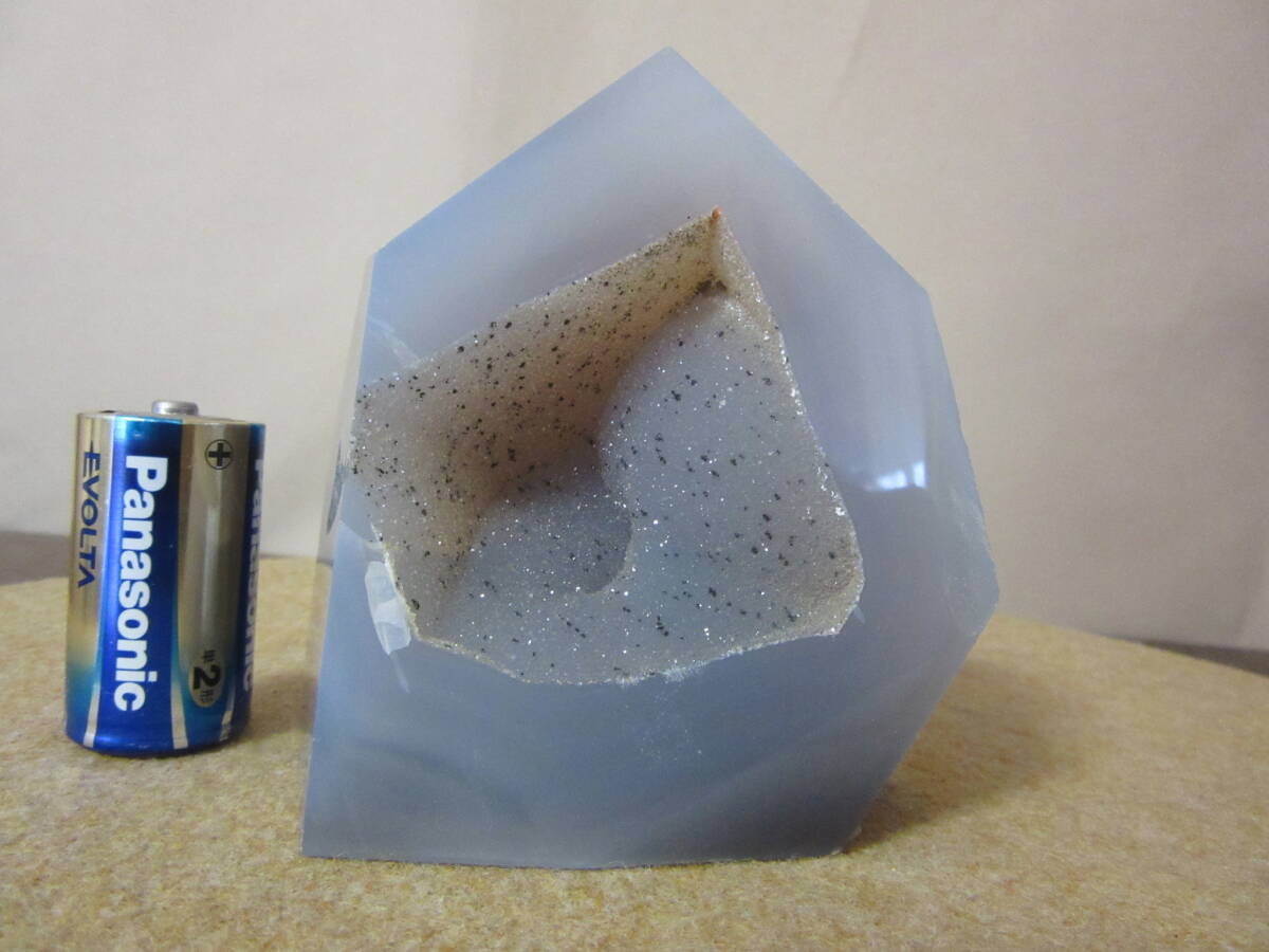 Z　水晶瑪瑙石　多面カット仕上げ石_窪みに細かな水晶がキラキラしています
