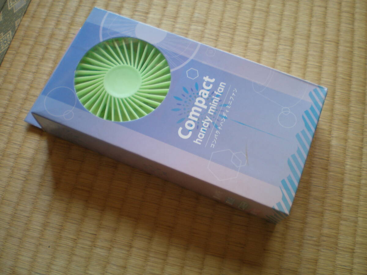 コンパクトハンディ　ミニファン　Compact　handy mini fan 　薄緑色　GREEN_画像1