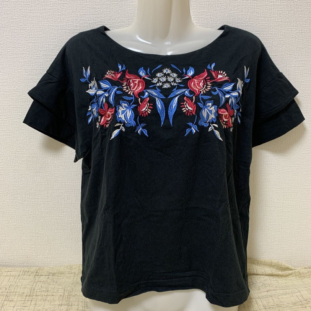 ☆★新品未使用★☆ジーナシス　花刺繍半袖Tシャツ　黒