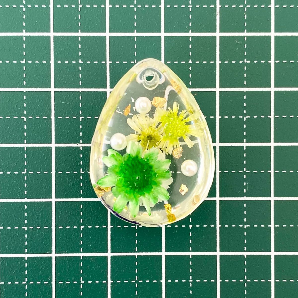 ネックレス　花　半ドロップ　ドライフラワー　緑　黄緑　花　レジン　一点物　ハンドメイド　アクセサリー　ペンダント　キーホルダー