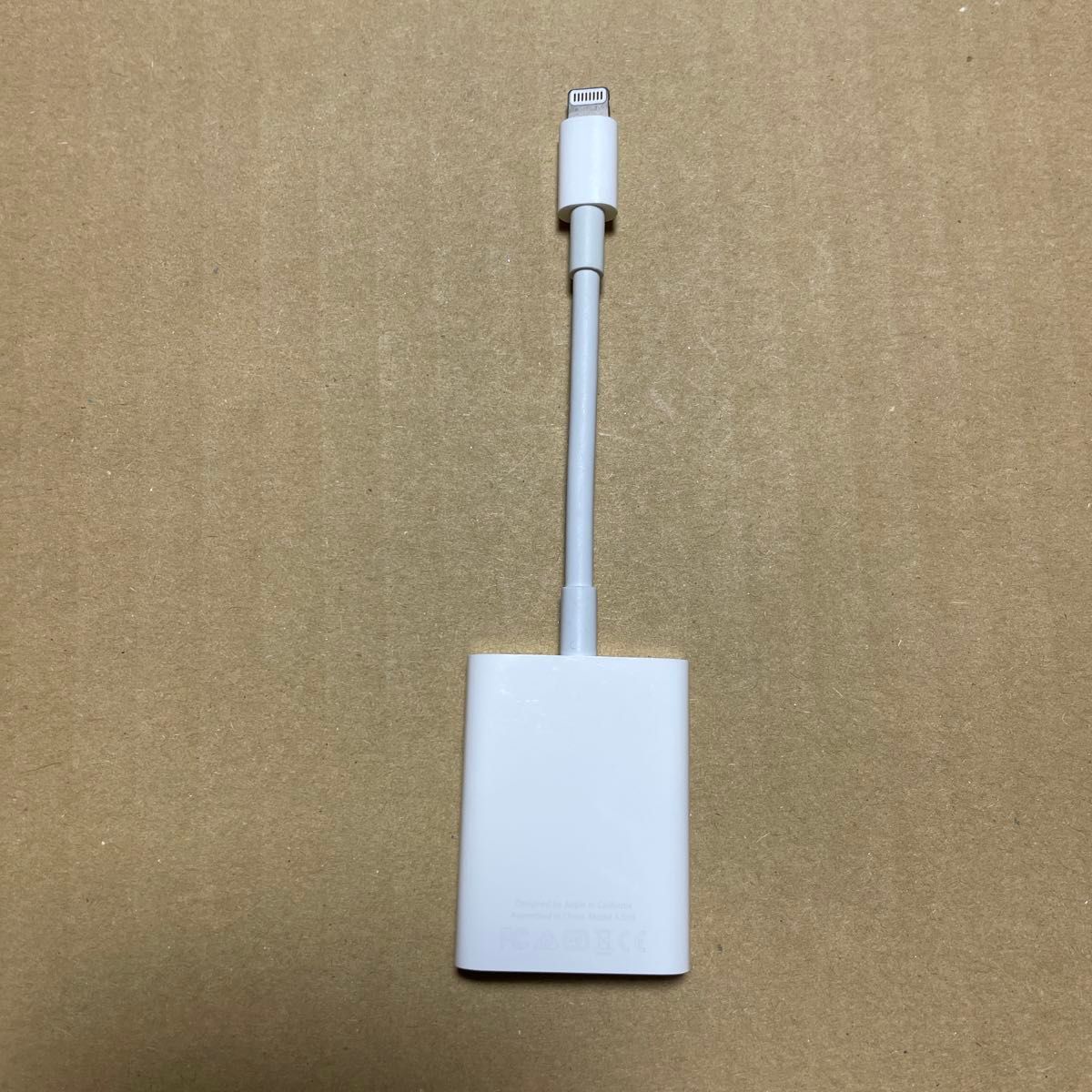 Apple Lightning - SDカードカメラリーダー MJYT2AM/A A1595