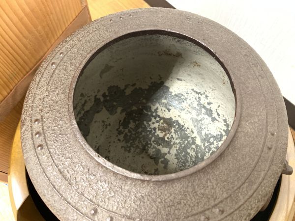 旧家蔵出 唐銅 風炉 筒釜 3点まとめてセット 鬼面風炉 風炉釜 金森紹栄 釜師 佐藤清光 万代屋釜 駒方米山 道安風炉面取 釜鐶付 共箱 茶道具の画像7