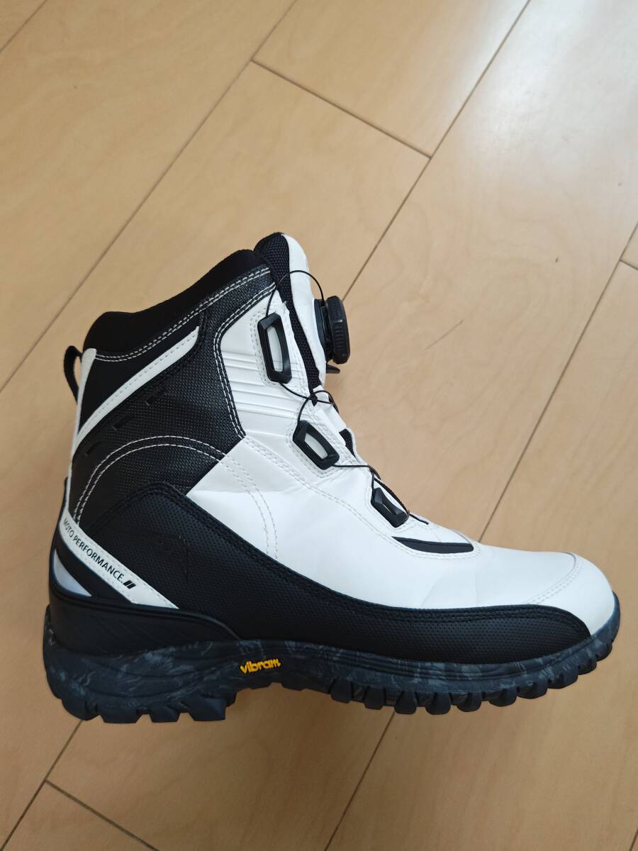 送料無料 中古品・クシタニ(KUSHITANI) ・アドーネシューズ(ADONE SHOES) ・ホワイト/ブラック ・サイズ26.0cm_右足の外側の状態