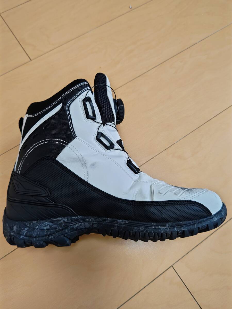 送料無料 中古品・クシタニ(KUSHITANI) ・アドーネシューズ(ADONE SHOES) ・ホワイト/ブラック ・サイズ26.0cm_左足の内側の状態。擦れ汚れ有り